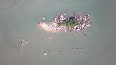 Kayalık taşlı Pulau Tikus Adası.