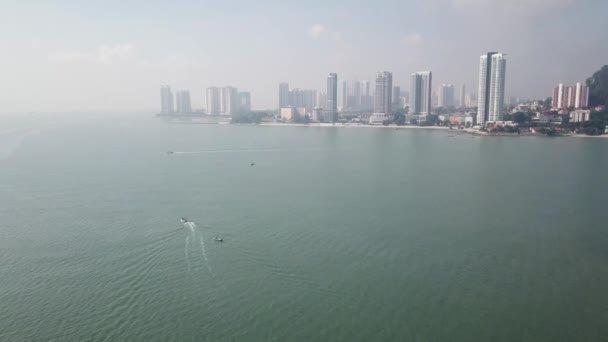 Luftbild Boot bewegt sich mit Hintergrund Gurney Drive während Dunst Tag. — Stockvideo
