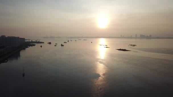 Salida del sol aérea sobre el mar en Jelutong Drive . — Vídeo de stock