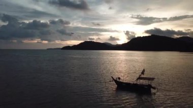 Permatang Damar Laut, Penang 'da gün batımında teknenin üzerinden uç..