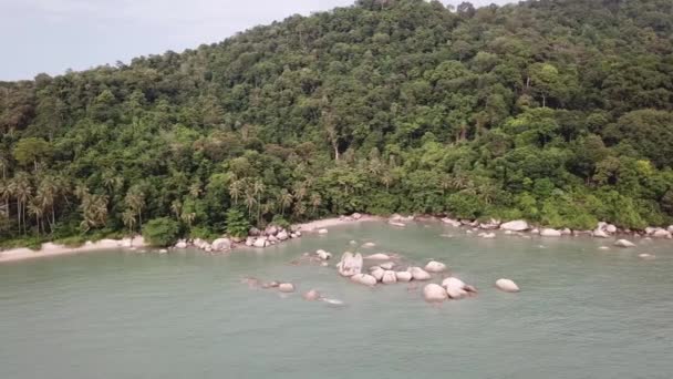 Vista aerea pietra rocciosa vicino alla costa a Permatang Damar Laut — Video Stock