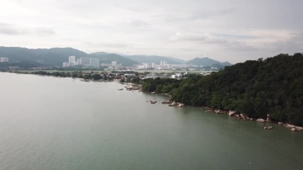 Vista aérea Permatang Damar Laut pueblo de pescadores . — Vídeo de stock