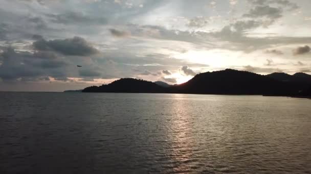 ペナンのPermatang Damar Loutに飛行機が着陸して海で低角度移動. — ストック動画