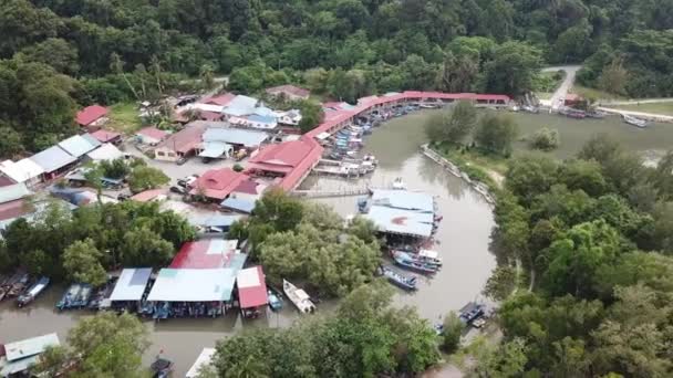 Zicht vanuit de lucht op het vissersdorp Pulau Betong. — Stockvideo