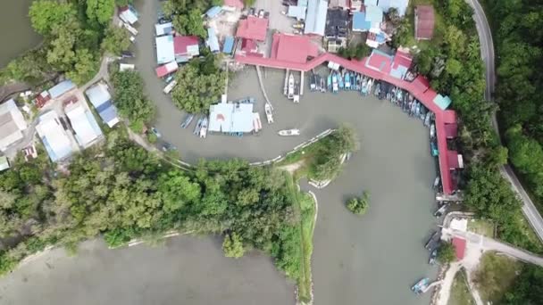 Barco de pesca aérea chegar molhe em Pulau Betong . — Vídeo de Stock