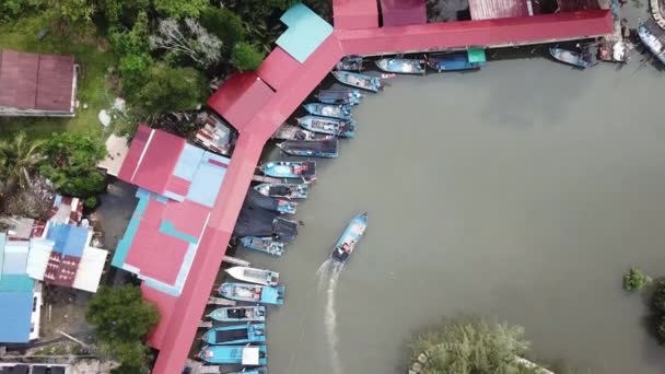 Aerial śledzić ruch łodzi w Pulau Betong, Penang. — Wideo stockowe