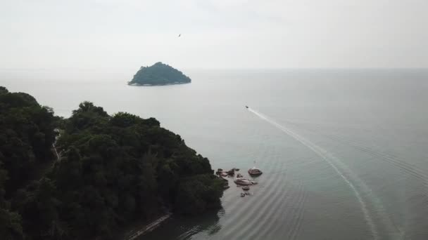 Déplacement en bateau aérien vers l'île de Pulau Betong depuis Balik Pulau, Pulau Pinang . — Video