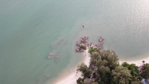 Letecký pohled na skalnaté pobřeží poblíž Sungai Batu, Penang. — Stock video
