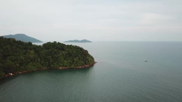 Widok z lotu ptaka na zielony las w Sungai Batu z Pulau Rimau z tyłu. — Wideo stockowe
