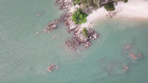 Avión giratorio descendente mirando por la costa rocosa — Vídeos de Stock