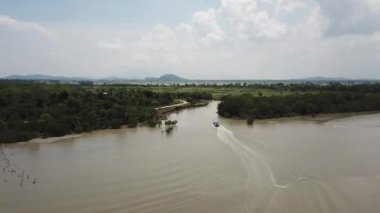 Bir tekne nehir ağzının yakınındaki yönün tersine dönüyor..