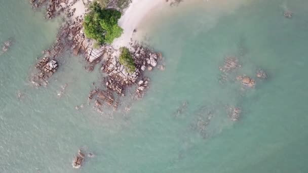 Vista aérea de la playa costera rocosa en Sungai Batu, Penang . — Vídeos de Stock