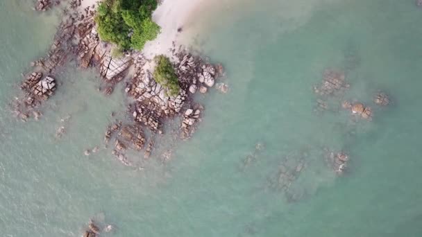 Playa rocosa costera aérea en Sungai Batu . — Vídeos de Stock