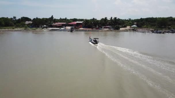 Barco de pesca aérea mover para Jetty Kuala Muda em Kedah . — Vídeo de Stock