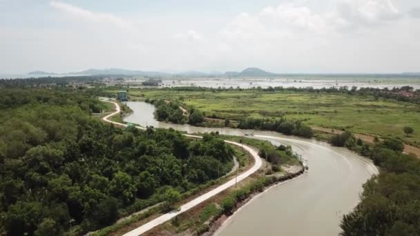 在Sungai Muda，空中的苍蝇沿着小船飞回家乡，沿着狭窄的河流飞行. — 图库视频影像