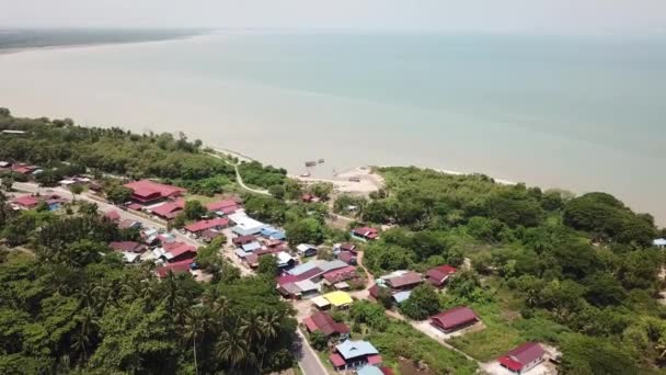 Kuala Muda, Penang 'da sahil kenarındaki hava manzaralı balıkçı köyü.. — Stok video