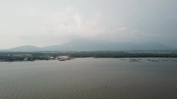 Sungai Merbok 'ta tekneyle balıkçıya doğru uç.. — Stok video