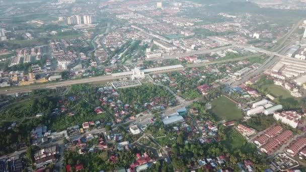 Le train Aérien KTM arrive de la station Bukit Mertajam depuis South . — Video