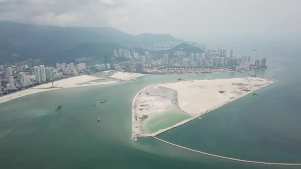 Odzysk gruntów na potrzeby budowy nabrzeża Gurney, Penang. — Wideo stockowe