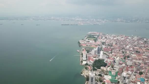 Båt segla till sjöss i staden George Town, Penang. — Stockvideo