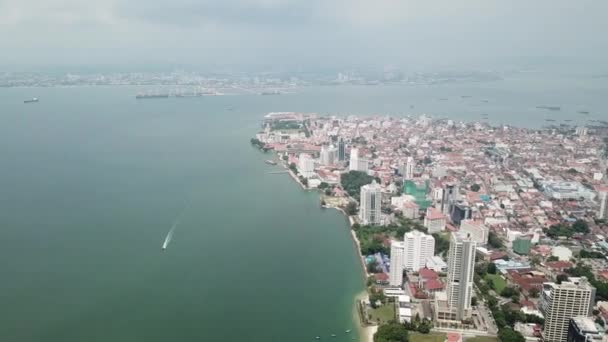 Переміщення рибальського човна в протоці Малакка в Джордж-Тауні, Малайзія.. — стокове відео