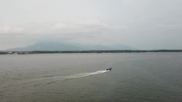 Visser zet bij Sungai Merbok met Gunung Jerai op de achtergrond. — Stockvideo