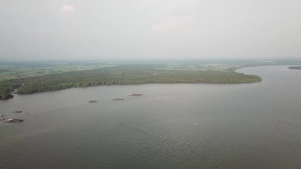 Bateau panoramique se déplacer près de la ferme piscicole à Sungai Merbok, Kedah . — Video