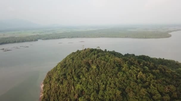 Przegląd lotu Merbok River ze wzgórza. — Wideo stockowe