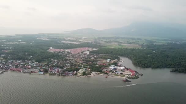 Barco aéreo se mueven a lo largo del río Merbok cerca de Tanjung Dawai . — Vídeos de Stock