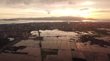 Hava çeltik tarlası. Gün batımında çarpıcı bir gökyüzü..