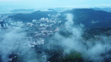 Penang Hill 'den Ayer İtam kasabasının bulutlu manzarası.