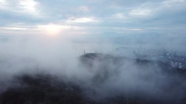 Sisli bulutlar arasında uçan hava, George Town şehrini gözler önüne seriyor..