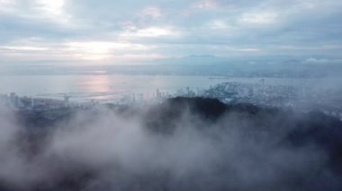 Penang Hill, Malezya 'da bulutların üzerinde gün doğumu.