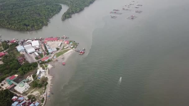 Arriba aérea abajo vista barco moviéndose hacia la granja de peces en Tanjung Dawai, Kedah . — Vídeos de Stock