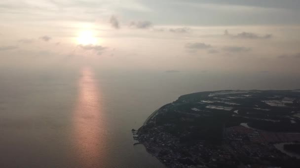 Vue aérienne Tanjung Dawai ville pendant l'heure du coucher du soleil . — Video