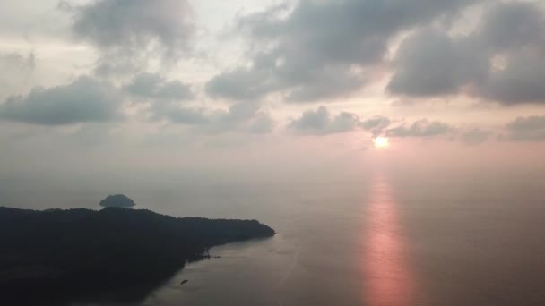 Aérea moviéndose hacia la luz del sol cerca de Pantai Merdeka, Kedah . — Vídeos de Stock