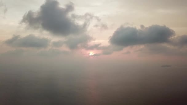 บินทางอากาศเหนือทะเลด้วยเมฆสีส้มเคลื่อนที่ในช่วงพระอาทิตย์ตก . — วีดีโอสต็อก