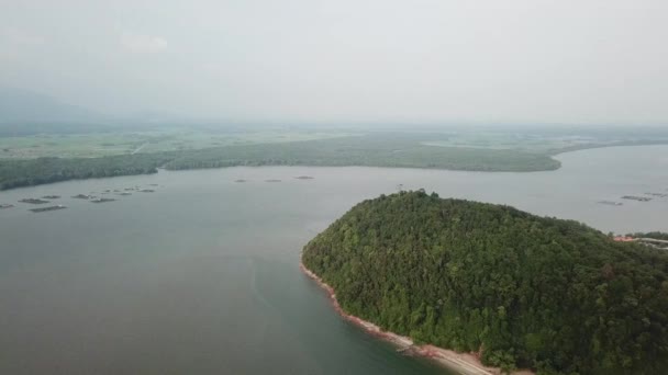 Panorámica aérea Pantai Merdeka y Tanjung Dawai Town en Sungai Merbok . — Vídeos de Stock