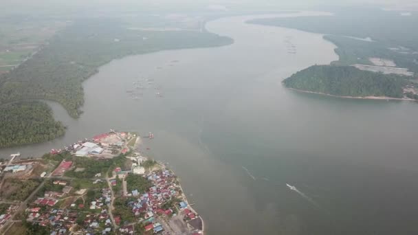 Aerial Bot bewegen sich in der Nähe von Tanjung Dawai Fischerdorf. — Stockvideo