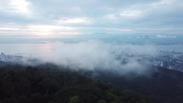 Luchtfoto vliegen over mistige wolk met achtergrond George Town stad van Bukit Bendera. — Stockvideo