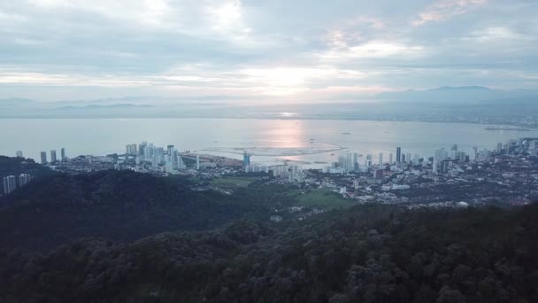 Voe sobre a floresta em direção a Georgetown e terra de recuperação de Gurney Wharf, Penang . — Vídeo de Stock