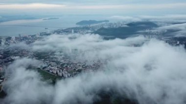 Penang Tepesi 'nde sabahın erken saatlerinde sisli bulut üzerinde Penang şehri taranıyor..