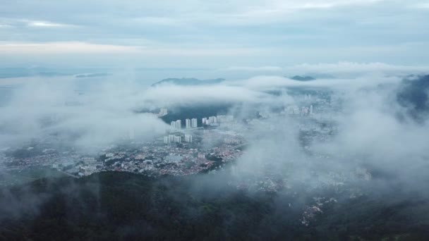 Vol aérien au-dessus des nuages vers la ville d'Ayer Itam, Penang .