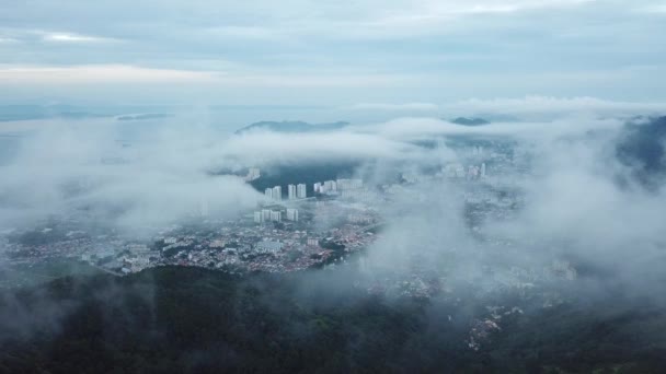 Vliegtuig vliegen over wolken naar Ayer Itam stad, Penang. — Stockvideo