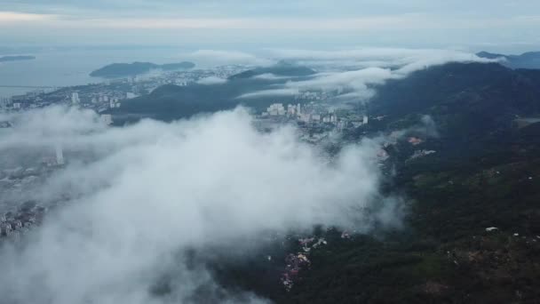 Vzdušné pánve nad ranním mrakem na kopci Penang, Malajsie. — Stock video