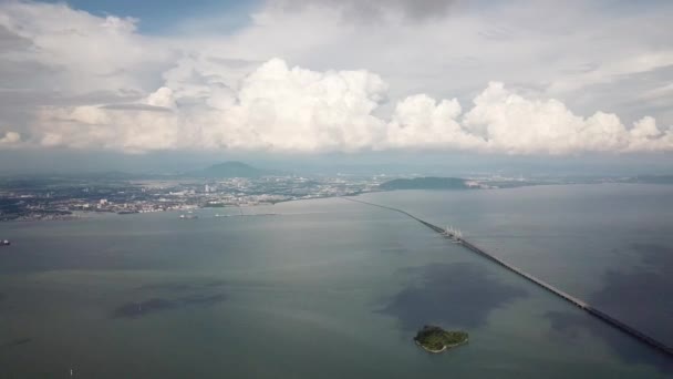 Luchtfoto Panning Seberang Perai stad en Penang Bridge. — Stockvideo