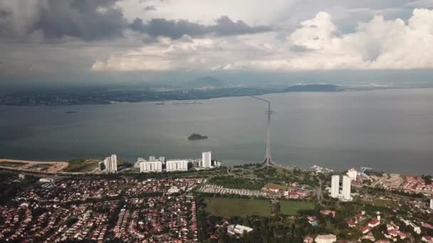 Panning aérea Gelugor, Sungai Dua com Penang Bridge como fundo . — Vídeo de Stock