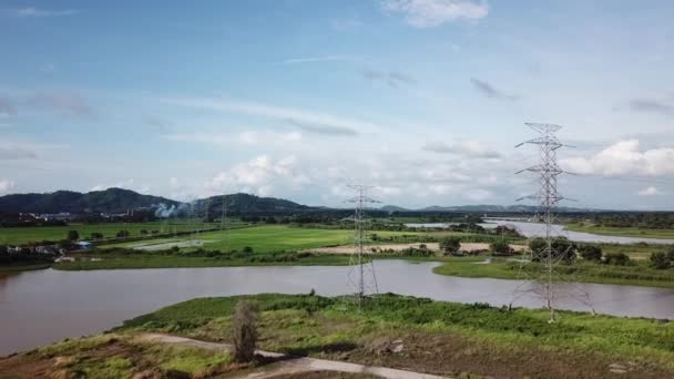 Elektrische palen en draden aan de oever van de rivier Sungai Muda. — Stockvideo