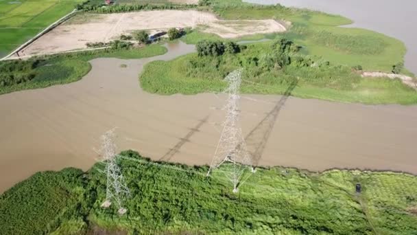 Luchtfoto naar beneden kijken elektrische toren met schaduw tijdens de avond. — Stockvideo