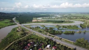 Kırsal bölge yakınlarındaki Sungai Muda 'dan geçen PLUS hava yolu..
